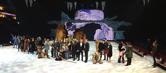 Promis auf dem Eis mit den Hauptakteuren der Ice Age Life! Premiere am 05.12.2013 in der o2 World (©Foto: Martin Schmitz)